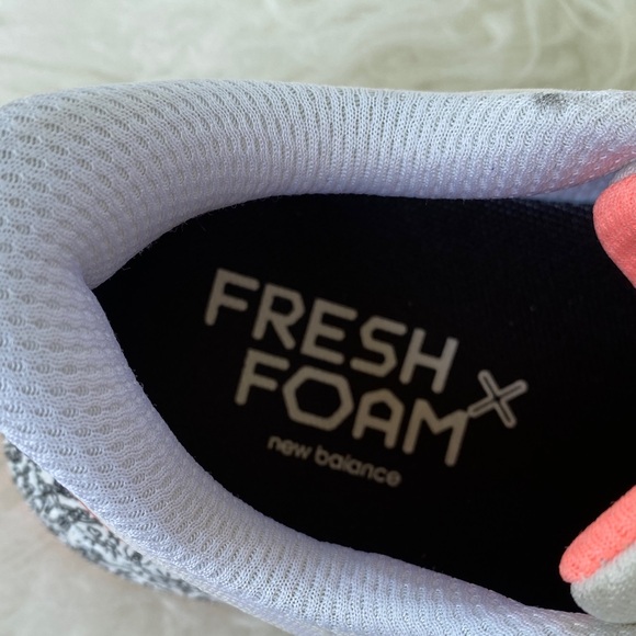 New Balance Women's Fresh Foam 880 Athletic Shoes in White and Pink Size 8 - Picture 7 of 8